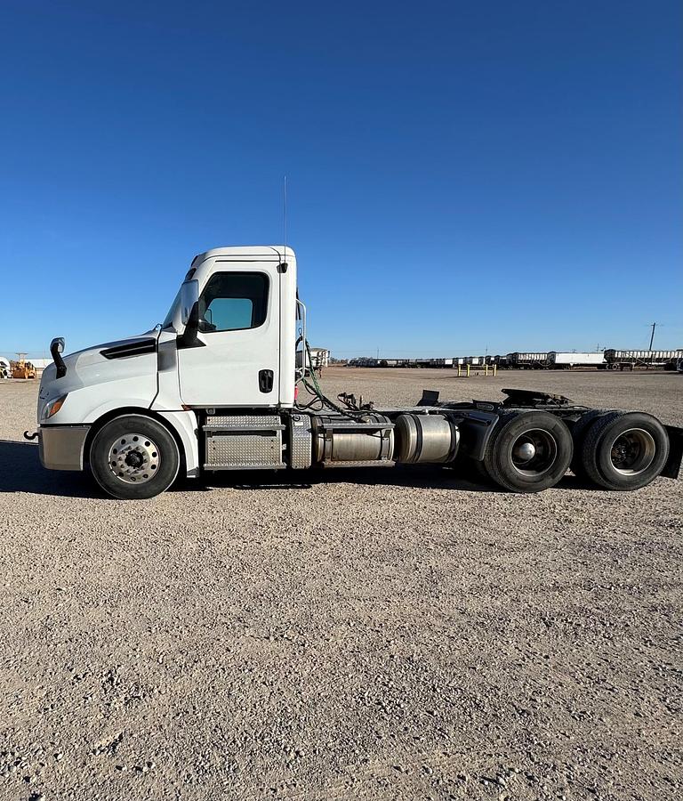 Used 2020 Freightliner Cascadia 126