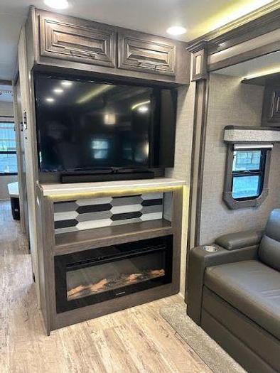 Used 2023 Jayco Seneca 37L.
