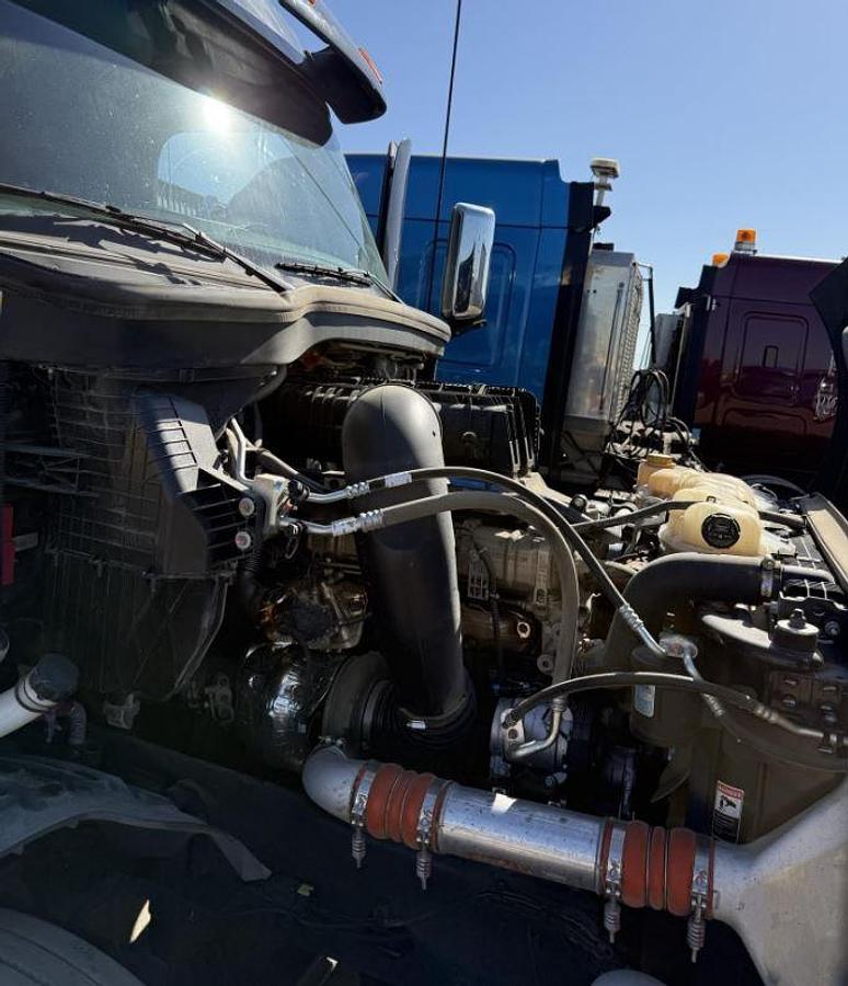 Used 2024 Freightliner Cascadia 125