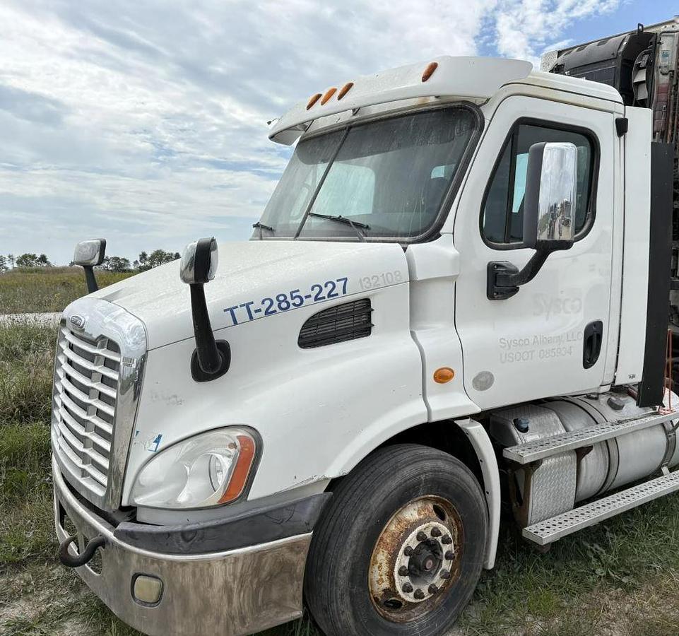 Used 2013 Freightliner Cascadia 113 Day Cab Semi Truck