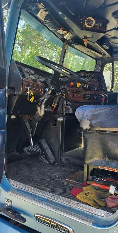 Used 1999 FREIGHTLINER FLD120 Conventional Sleeper Semi