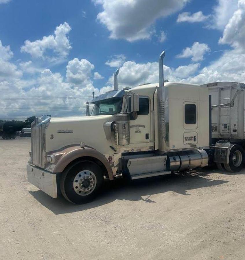 Used 2013 KENWORTH W900 Conventional Sleeper Semi