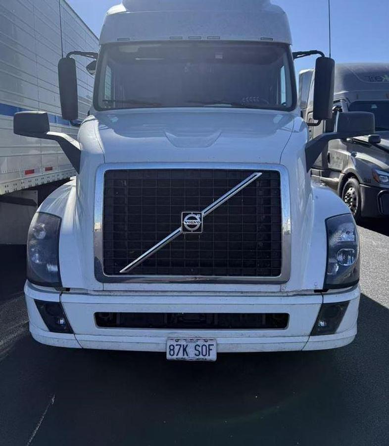 Used 2018 Volvo VNL64T670 Sleeper Semi Truck