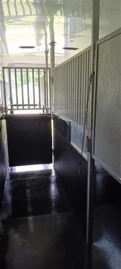 Used 2017 Sundowner Transporter 6 Horse