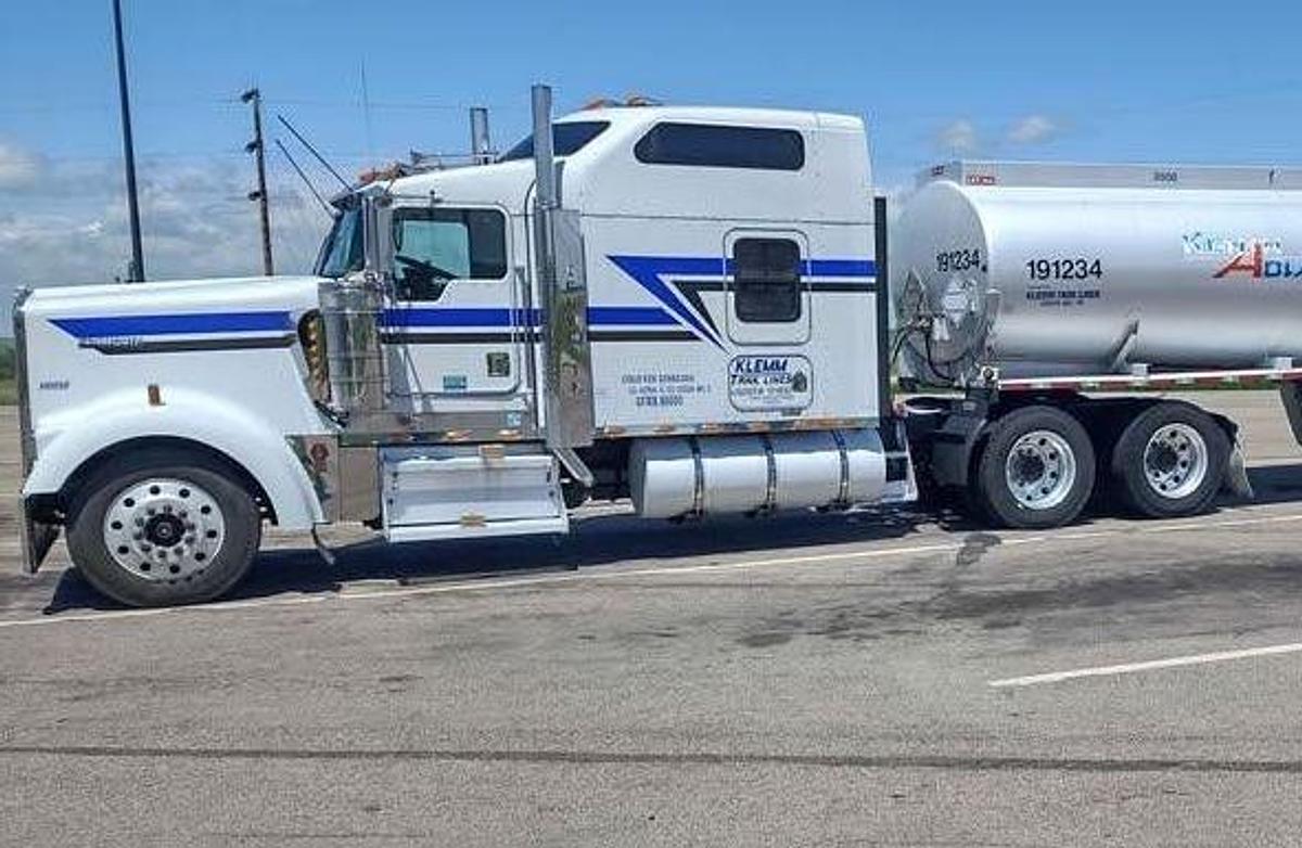 Used 2002 Kenworth W900 Sleeper Truck