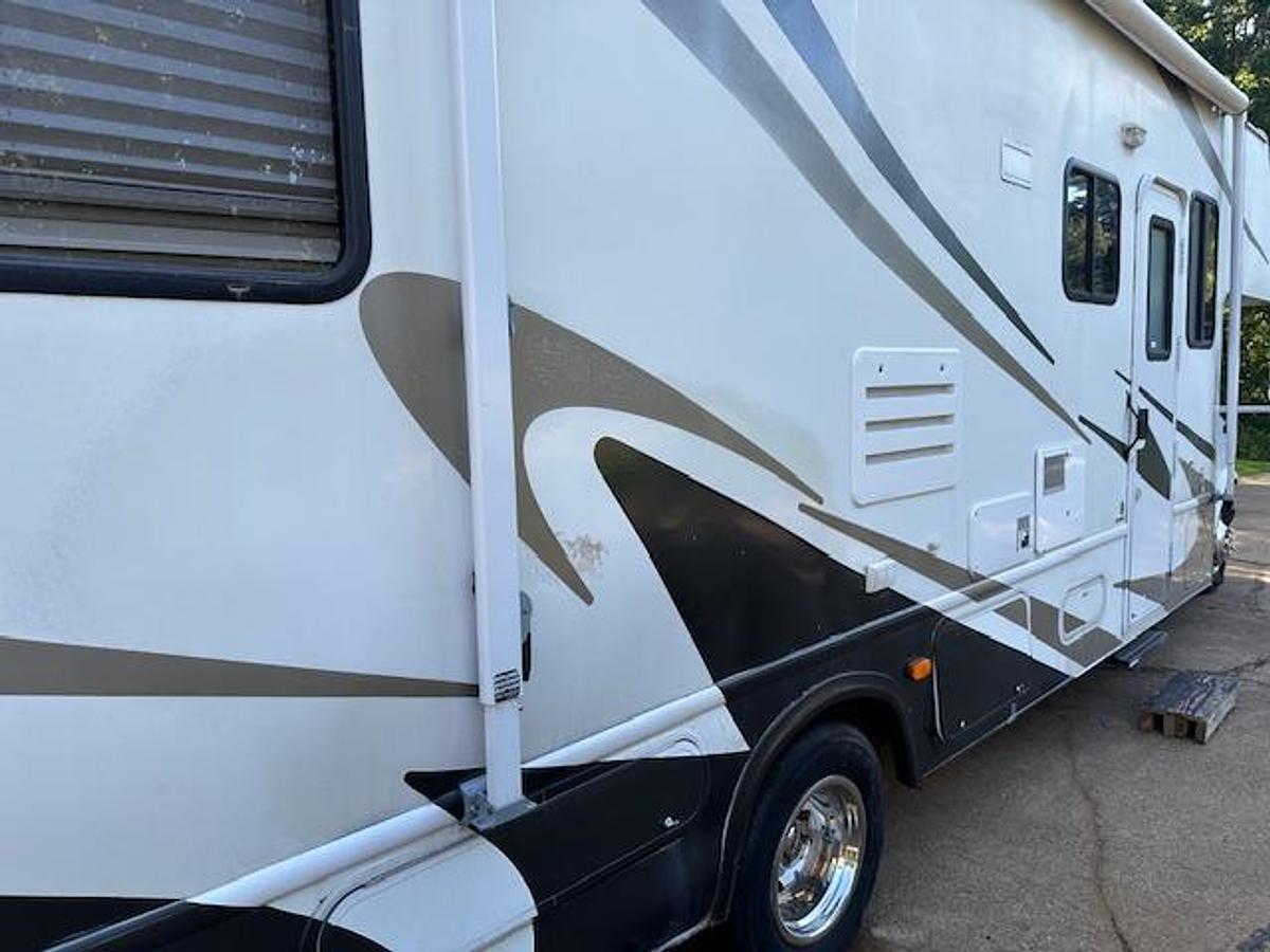 Used 2005 Four Winds Chateau