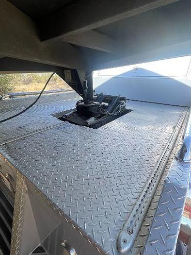 Used 2015 Sundowner Signature Series with Living Quarters