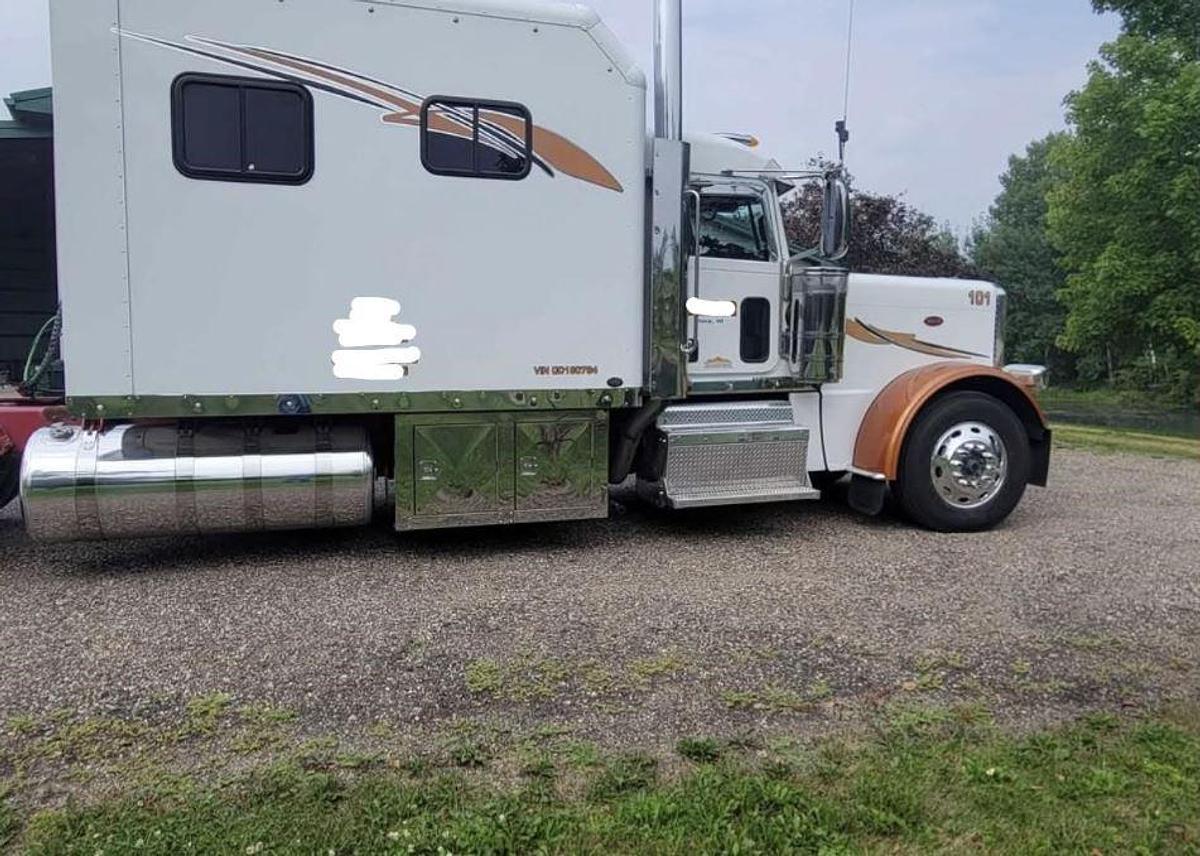 Used 2012 Peterbilt 389 Sleeper Semi Truck