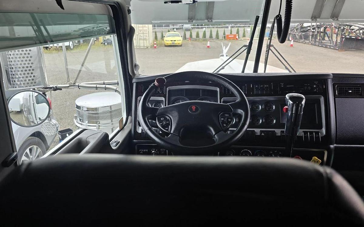 Used 2022 Kenworth W900l