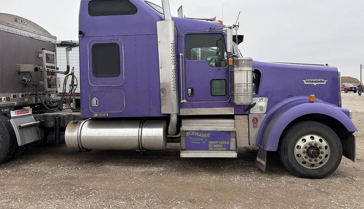 Used 2005 KENWORTH W900L Conventional Sleeper Semi Truck