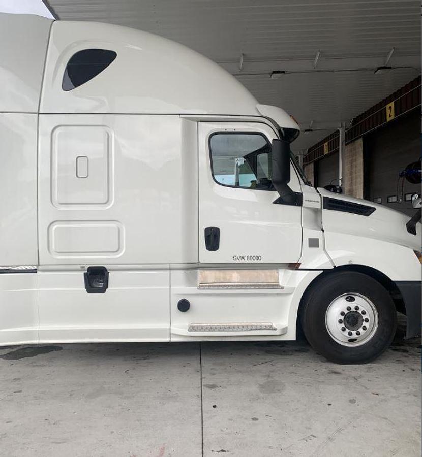 Used 2018 Freightliner CASCADIA 126