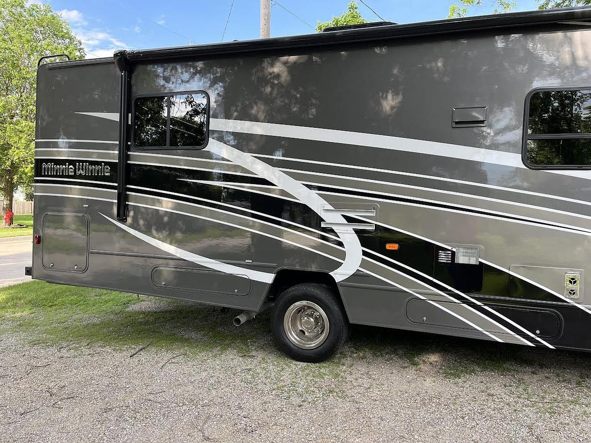 Used 2022 Winnebago Minnie Winnie E-Series 32-1 Class C Motorhome