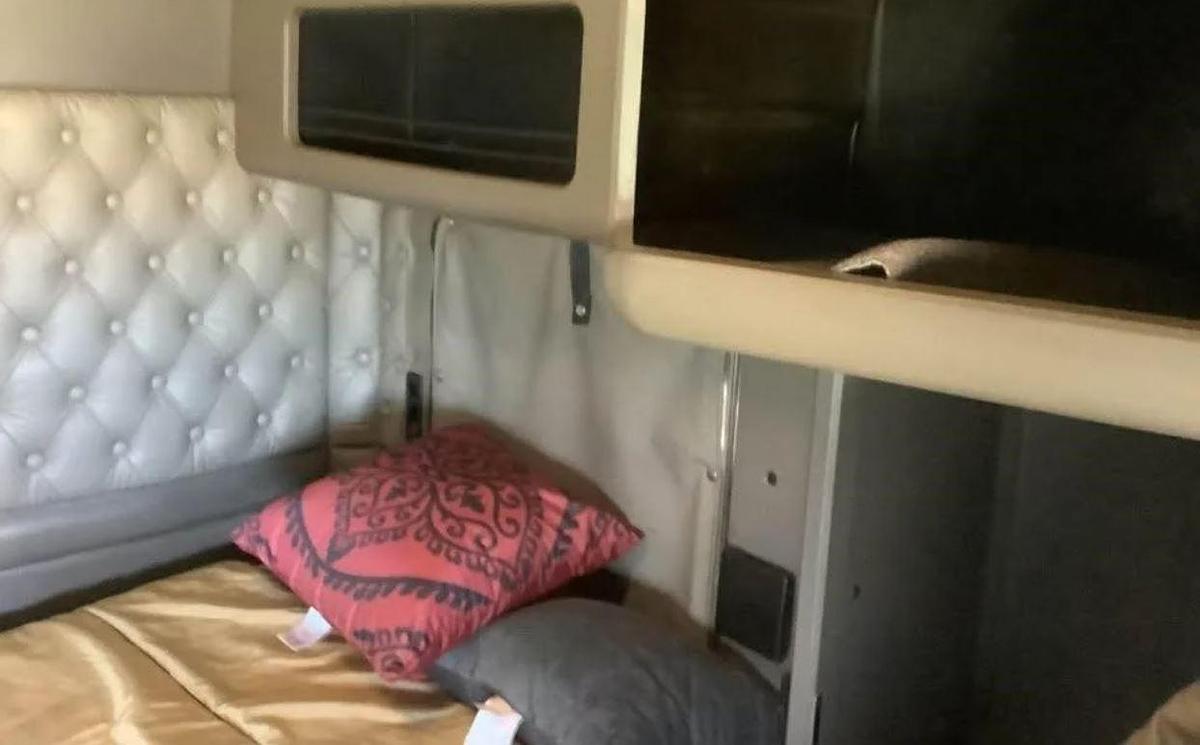 Used 2005 Kenworth W900L Sleeper Semi Truck