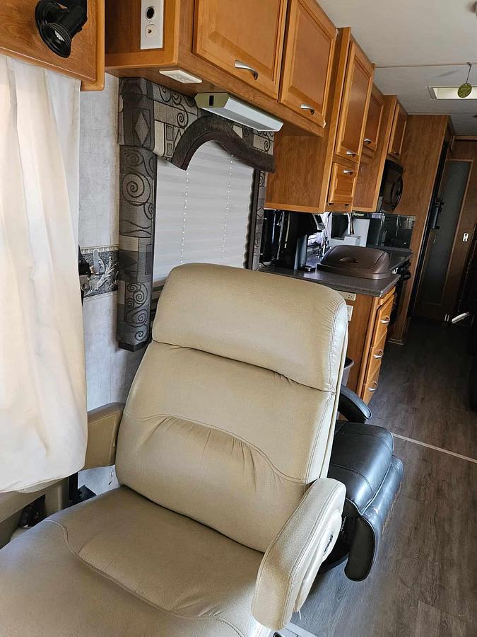 Used 2006 Fleetwood Discovery 39V