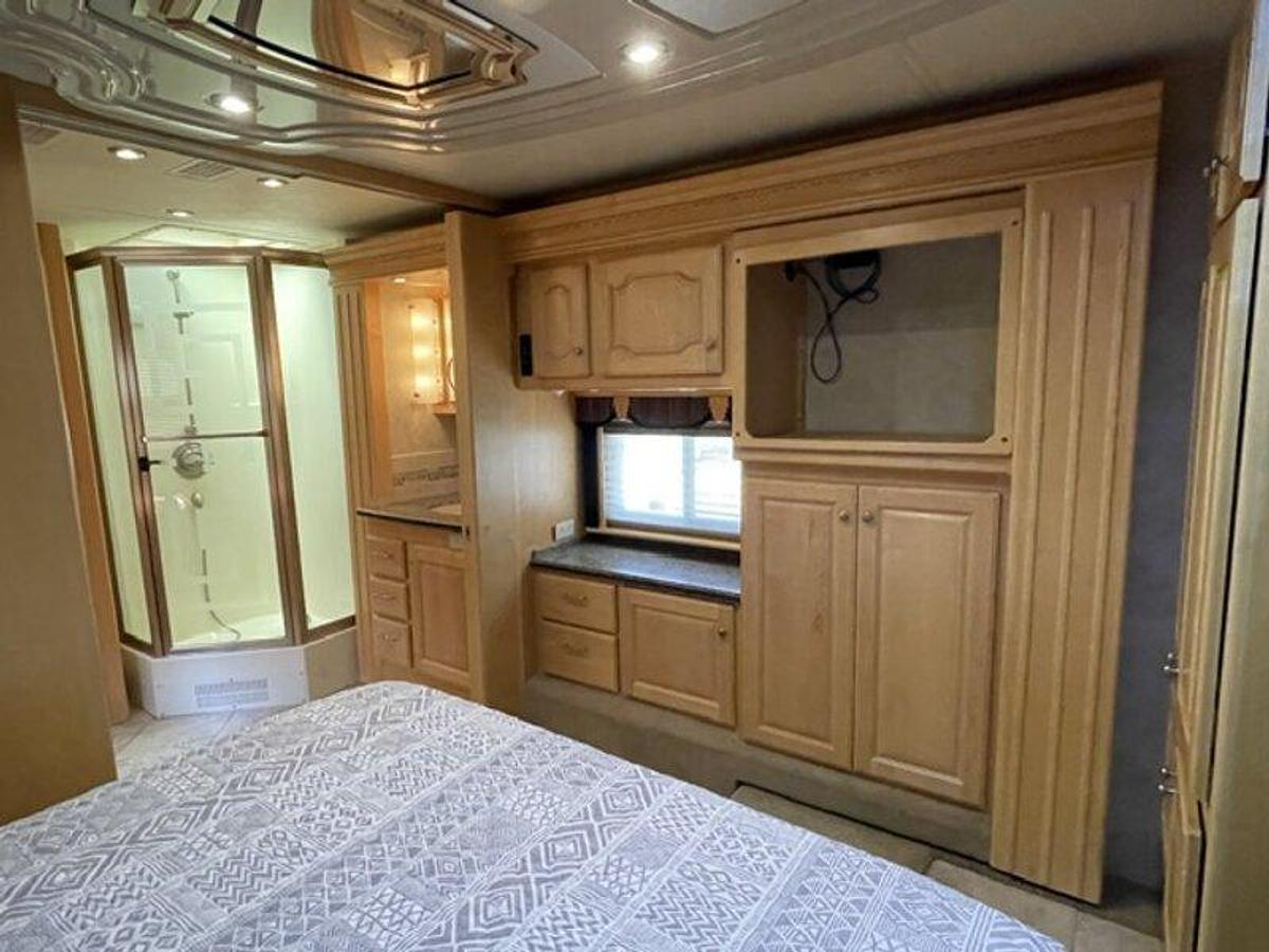 Used 2006 Country Coach Intrigue 530 Ovation