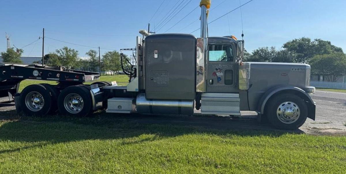 Used 2020 PETERBILT 389 Sleeper Semi Truck