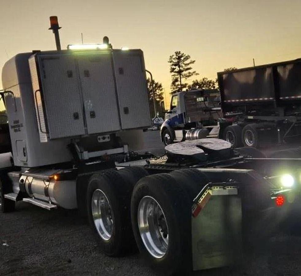 Used 2015 Kenworth T800 Semi Truck