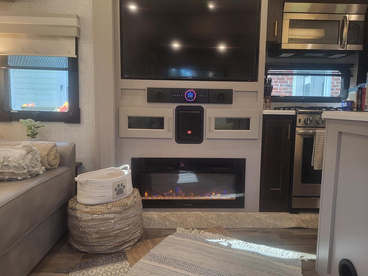 Used 2021 Forest River Palomino Columbus 1492 382FB