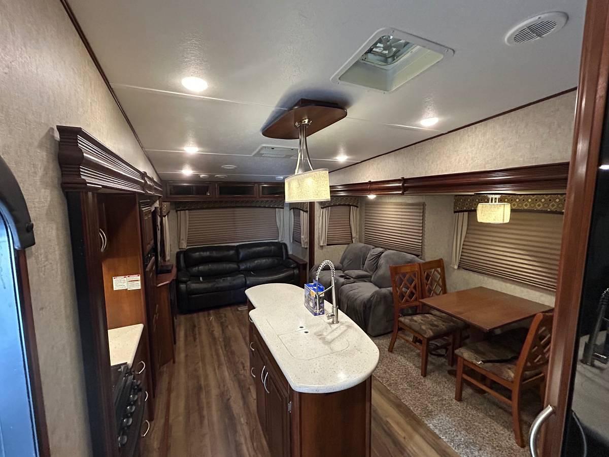 Used 2017 Forest River Wildcat 29RLX Fifth Wheel