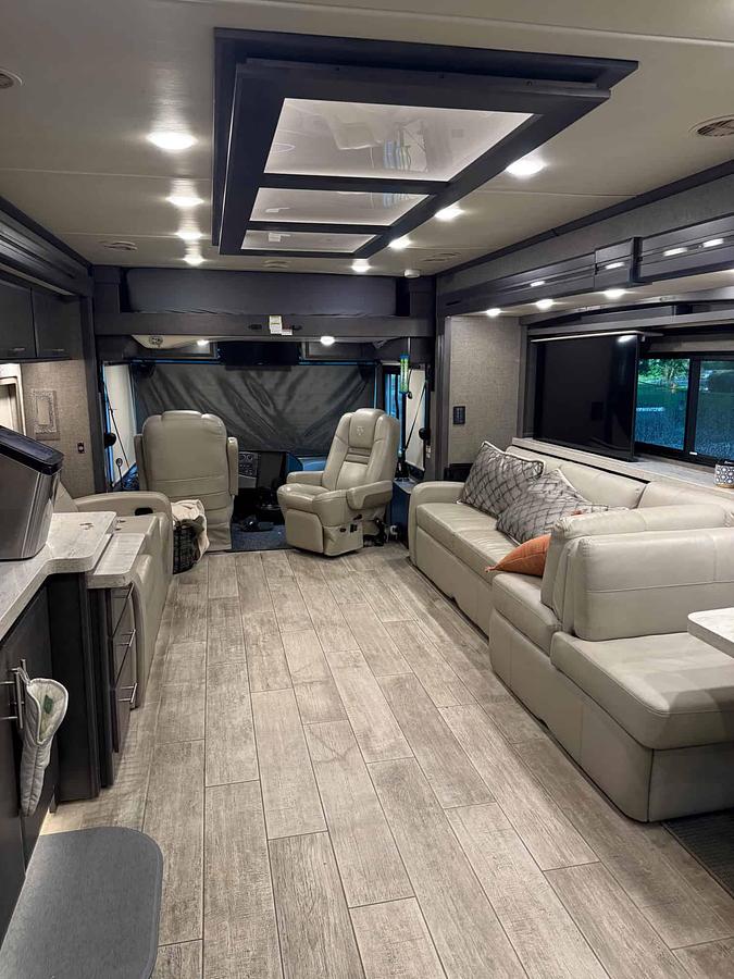 Used 2022 Thor Motorcoach Venetian F42