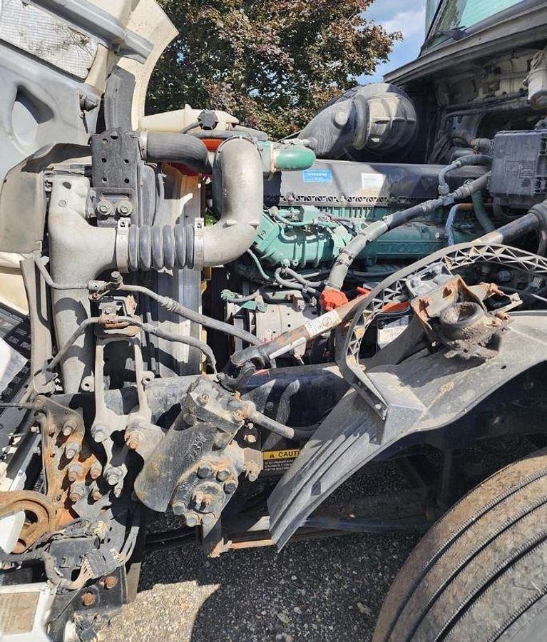 Used 2016 Volvo VNL64T860