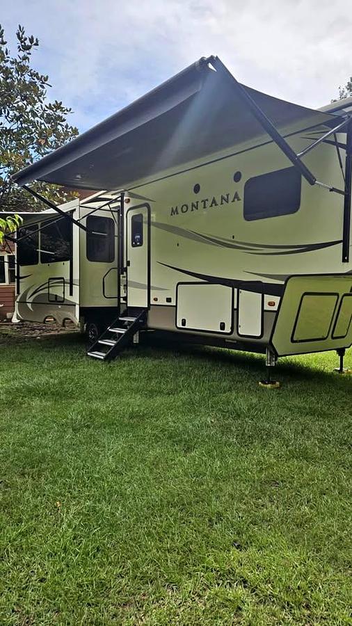 Used 2019 Keystone Montana 3121RL Fifth Wheel