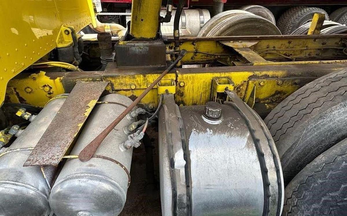 Used 2000 PETERBILT 379 Dump Truck