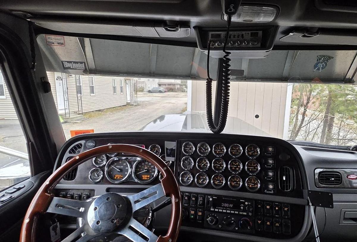 Used 2022 Peterbilt 389