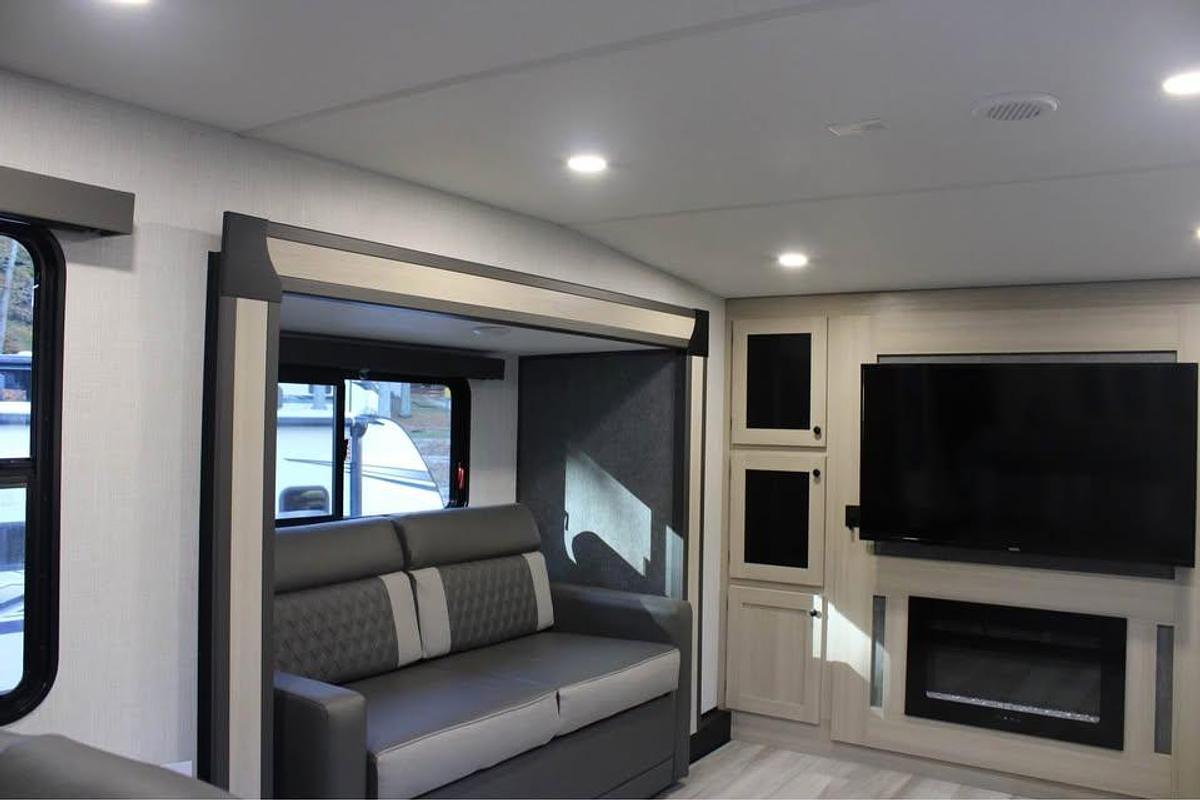 Used 2025 Forest River Cardinal 35FL
