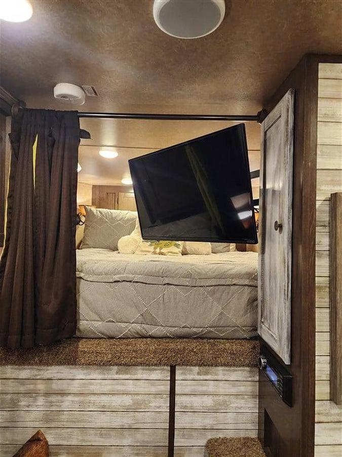 Used 2019 Lakota 7209 2 Horse Trailer with Living Quarters