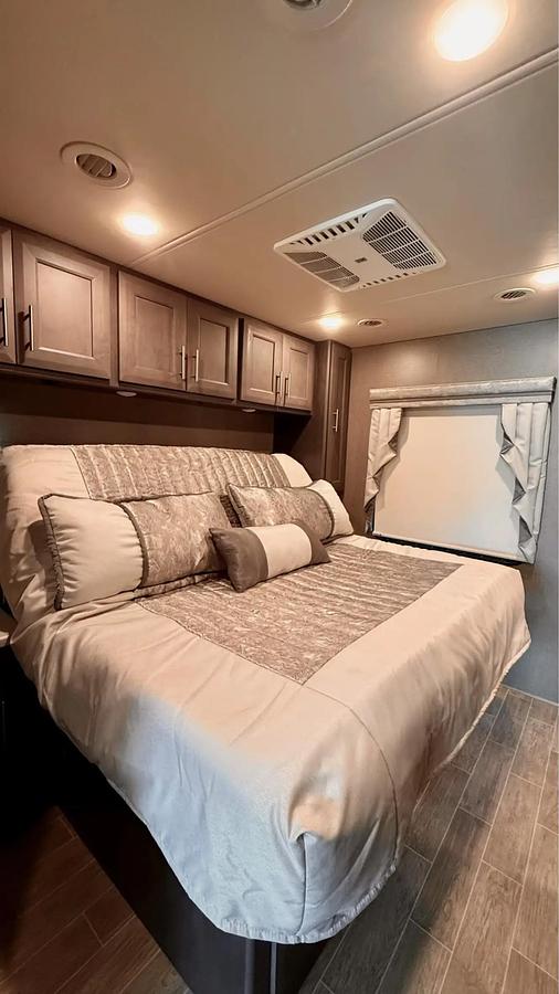 Used 2022 Thor Motor Coach Miramar 34.6