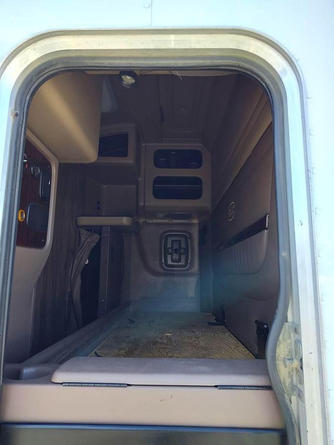 Used 2015 Peterbilt 389 Sleeper Semi Truck