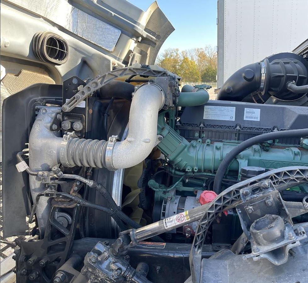 Used 2018 Volvo VNL64T670 Sleeper Semi Truck