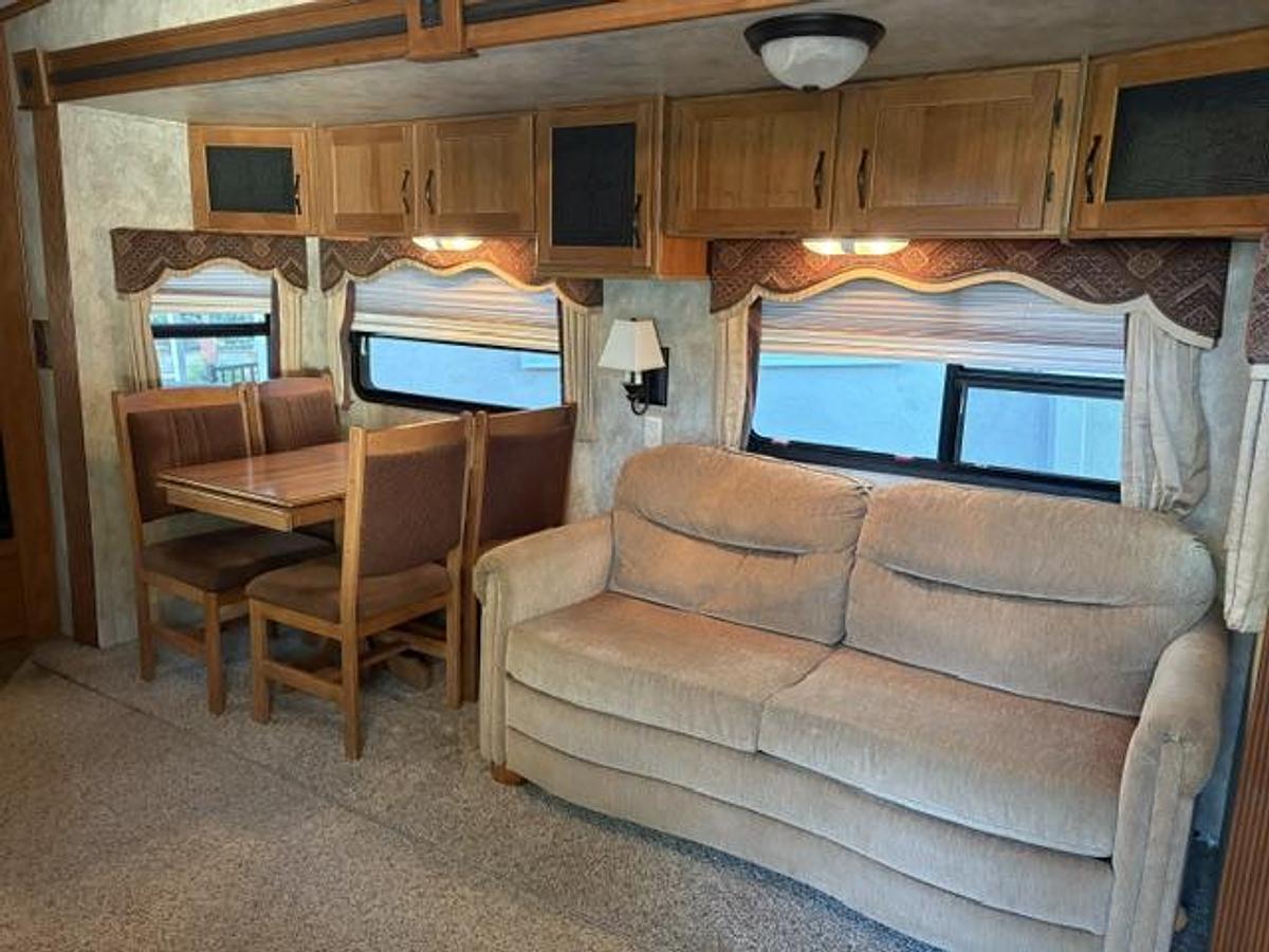 Used 2010 Keystone Montana Mountaineer Fifth Wheel