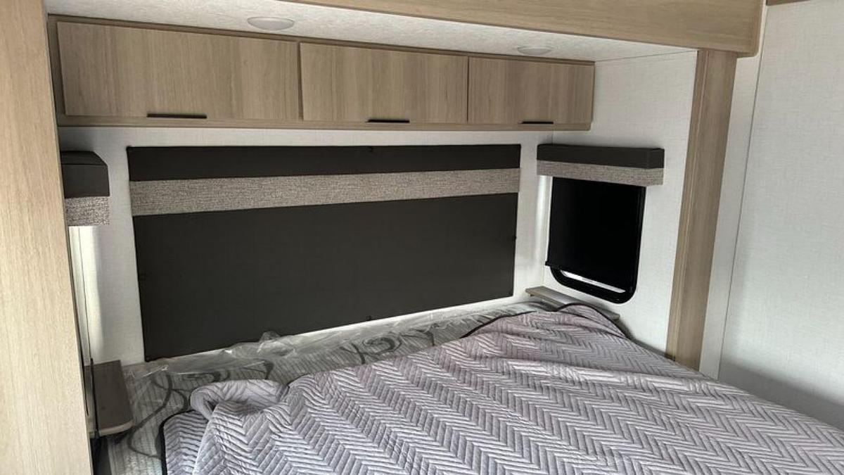 Used 2024 Dutchmen Kodiak Ultimate 2921FKDS