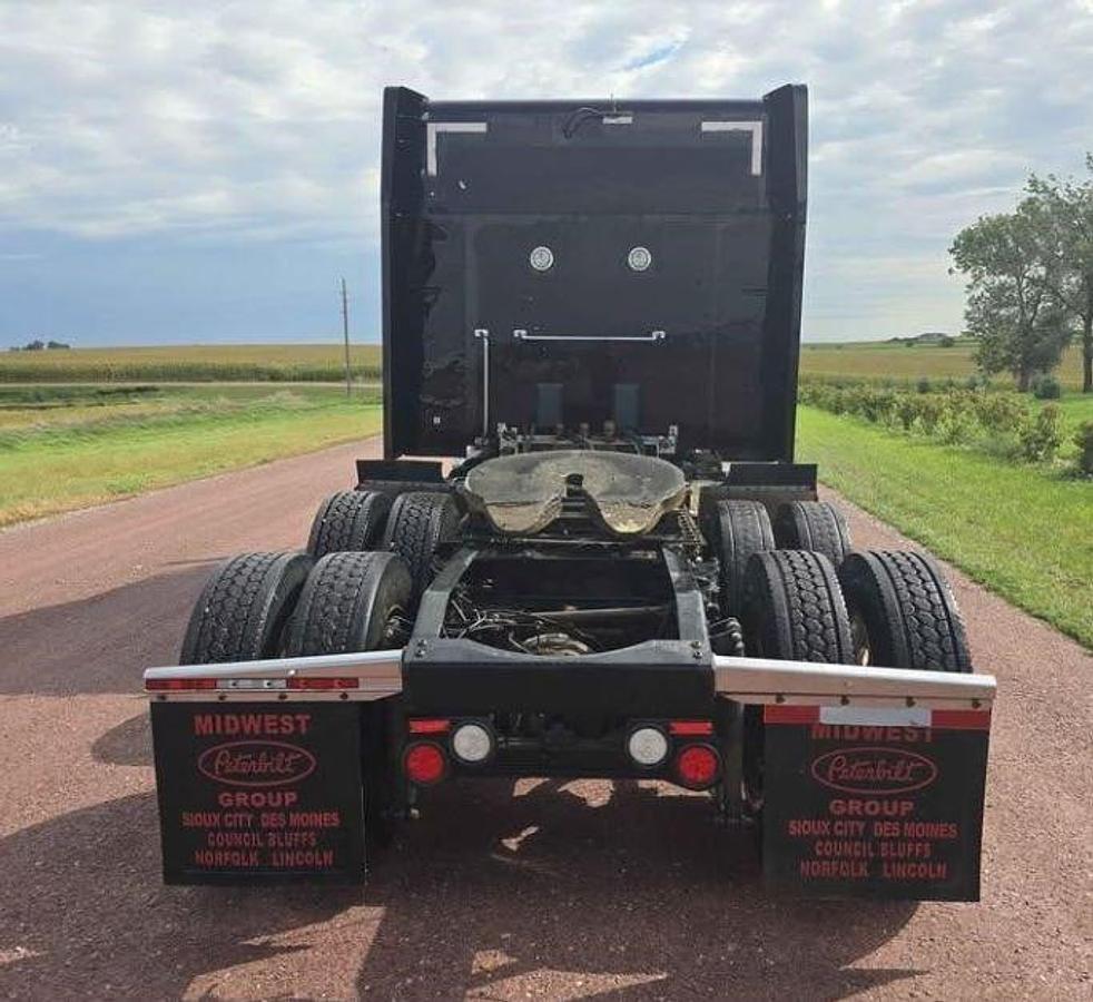 Used 2017 Peterbilt 579 Sleeper Semi Truck