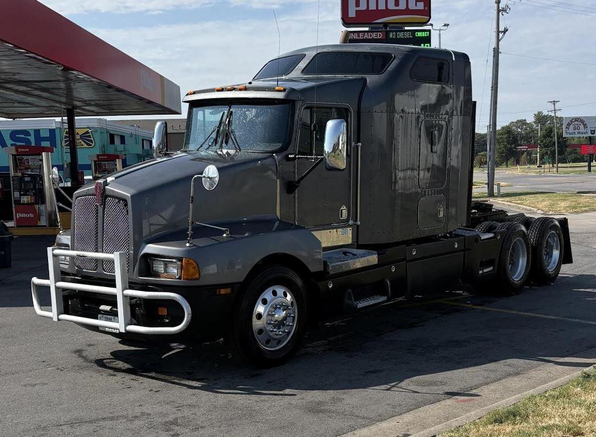 Used 1999 Kenworth T600 Sleeper Semi Truck