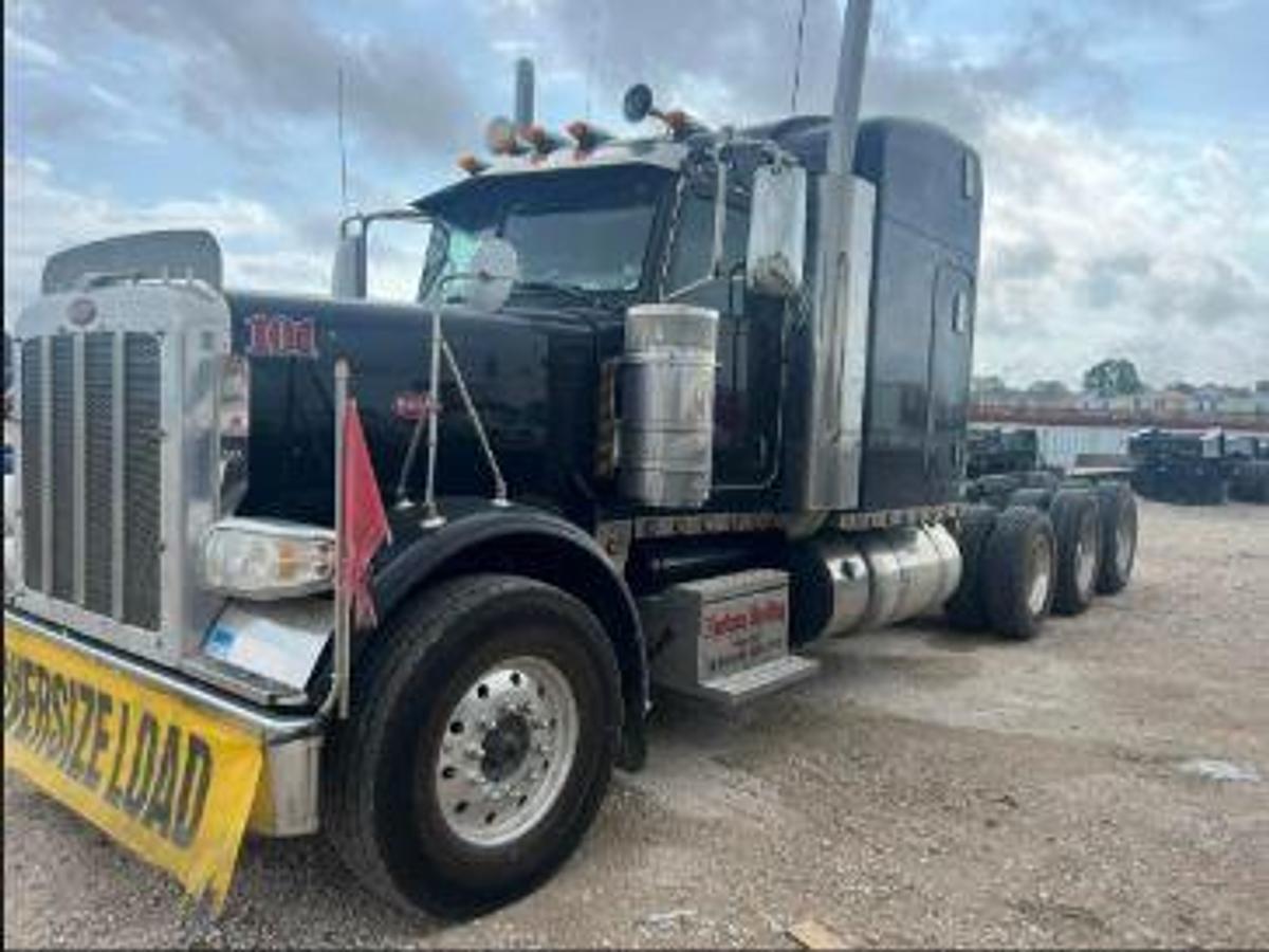 Used 2016 Peterbilt 389 Conventional Sleeper Semi