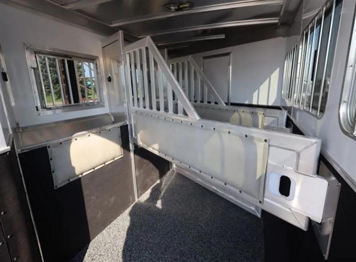 Used 2022 Featherlite 8582LQ