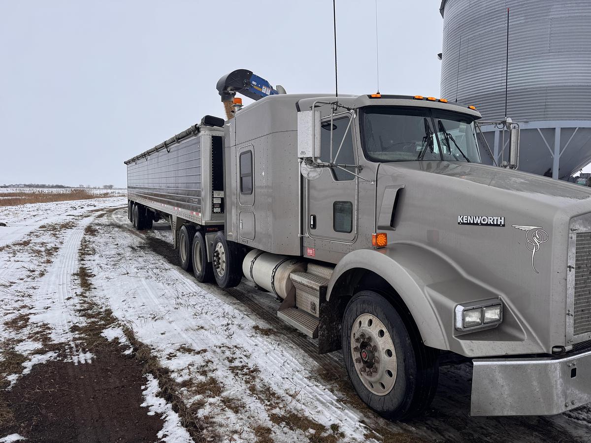 Used 2004 Kenworth T800 Conventional Sleeper Semi