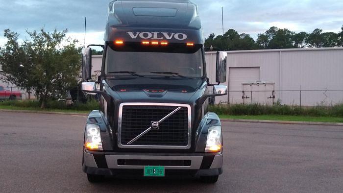 Used 2013 Volvo Sleeper Truck