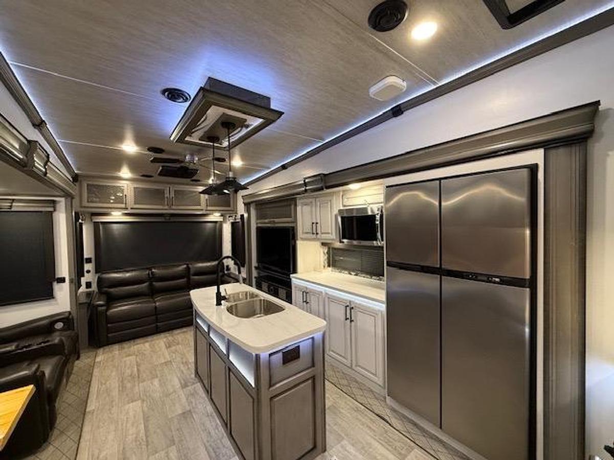 Used 2022 Keystone Montana Legacy Edition 3231CK