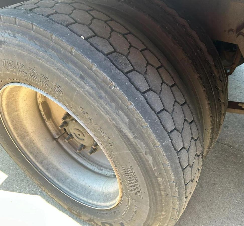 Used 2007 Freightliner Columbia 120 Semi Truck