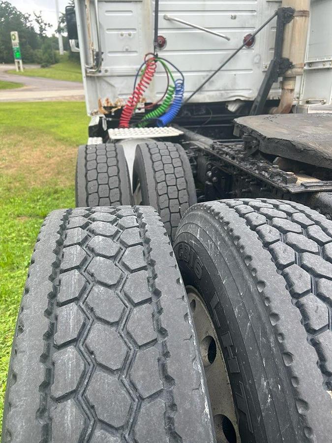 Used 2007 VOLVO VNL 670 Conventional Sleeper Semi