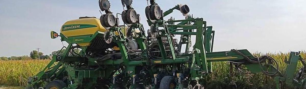 Used 2004 JOHN DEERE 1790 Planter