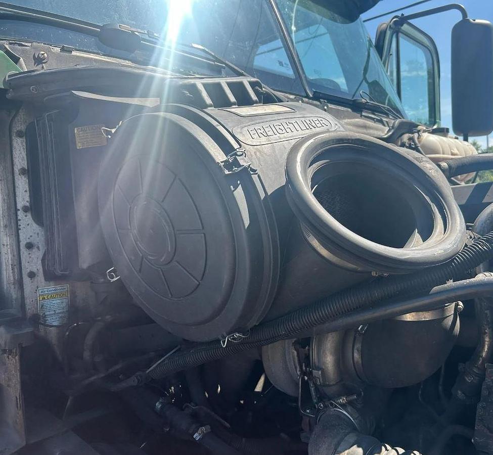 Used 2007 Freightliner Columbia 120 Semi Truck