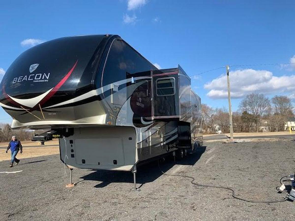 Used 2018 VanLeigh Beacon 39GBB Fifth Wheel