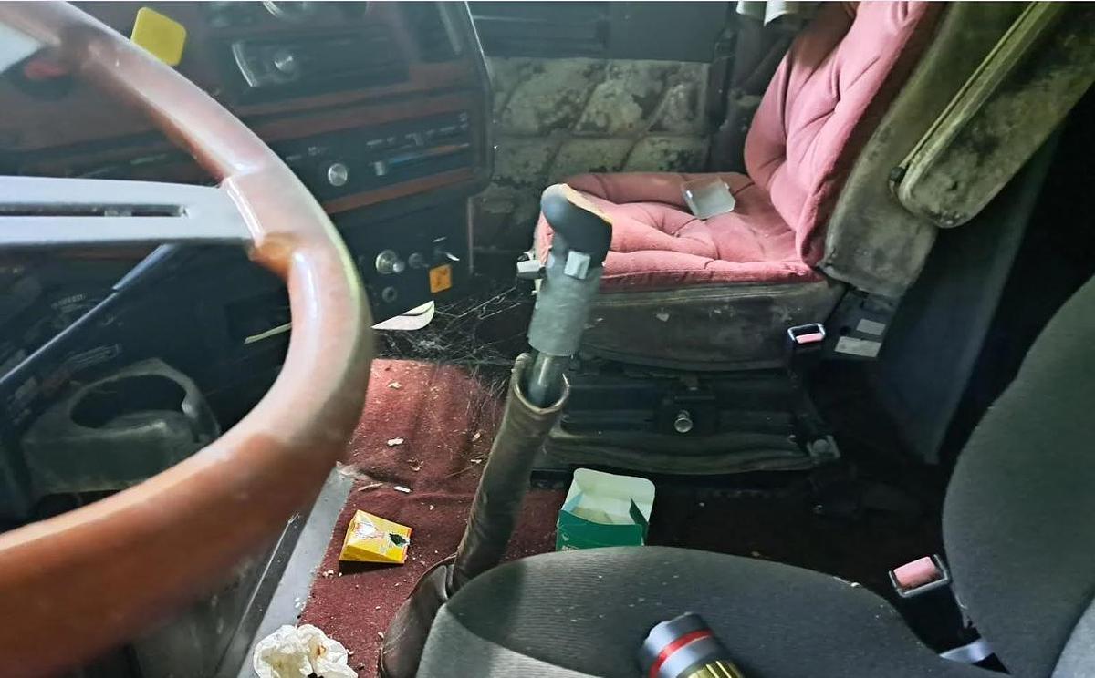 Used 1998 Freightliner FLD132 Classic XL Sleeper Semi Truck