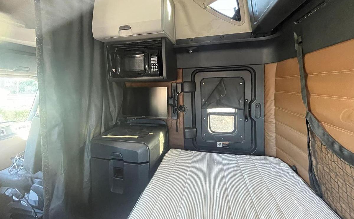 Used 2019 FREIGHTLINER CASCADIA 126
