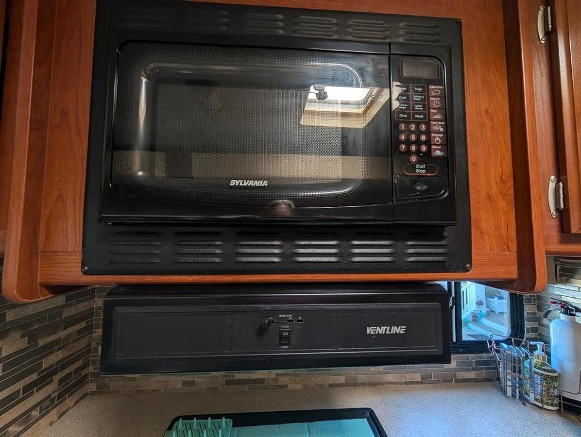 Used 2006 Fourwinds Hurricane 33H